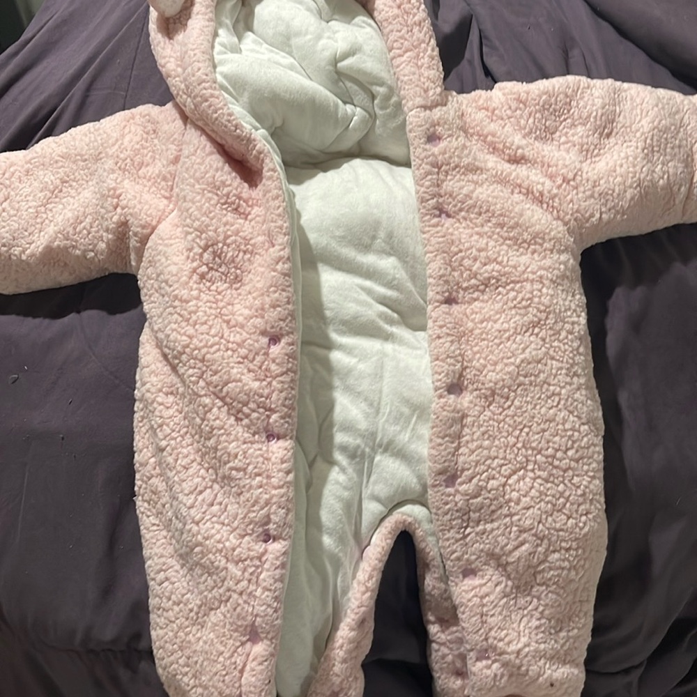 Snow suit. Tag says 0-3 month. But it’s pretty big. Probably fit a 6 month old